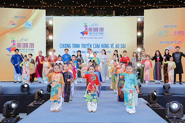 H’Hen Niê tặng Bảo tàng áo dài áo dài thổ cẩm-8