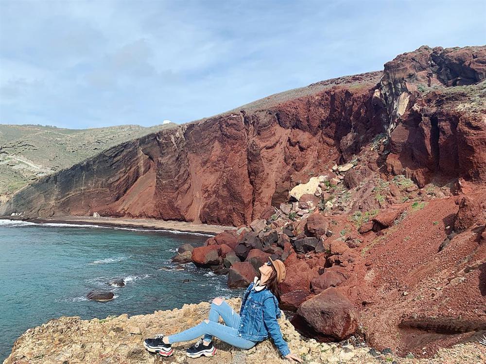 Hoa hậu Phạm Hương bị phát giác photoshop sống ảo đến méo cả tường lẫn cầu thang-7