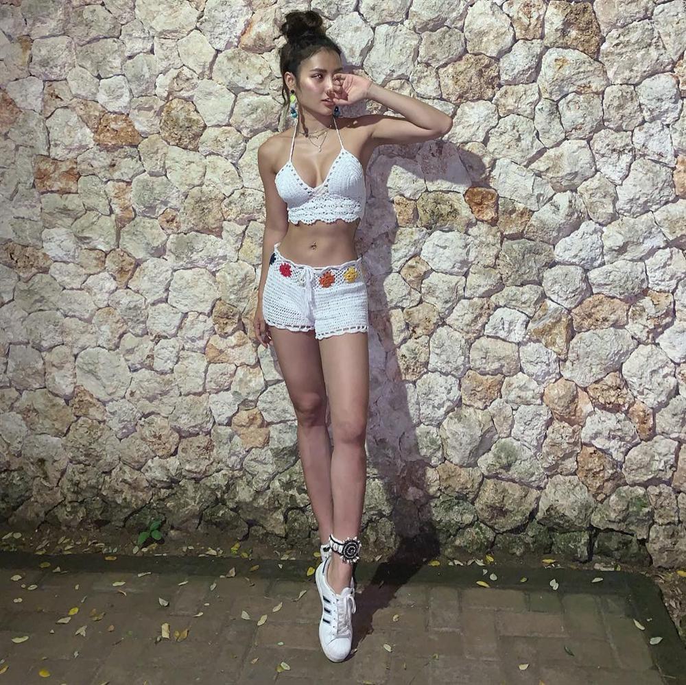 Hoa hậu Phạm Hương bị phát giác photoshop sống ảo đến méo cả tường lẫn cầu thang-4