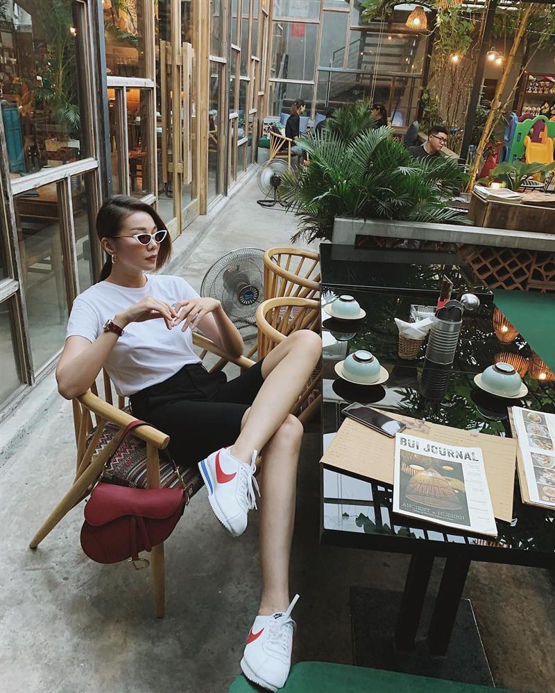 Hoa hậu Phạm Hương bị phát giác photoshop sống ảo đến méo cả tường lẫn cầu thang-3