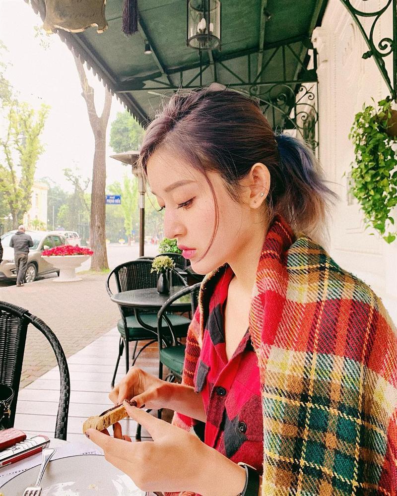 Hoa hậu Phạm Hương bị phát giác photoshop sống ảo đến méo cả tường lẫn cầu thang-9