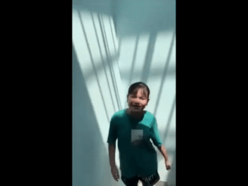 Hai tuổi nhưng cầm đũa siêu giỏi chấp hết mọi loại thức ăn, bé trai bất ngờ nổi như cồn trên mạng xã hội-1