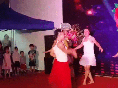 MC xinh đẹp cùng chị em của VTV khoe được tặng Iphone 30 triệu trong ngày 8/3 và sự thật thì...-6