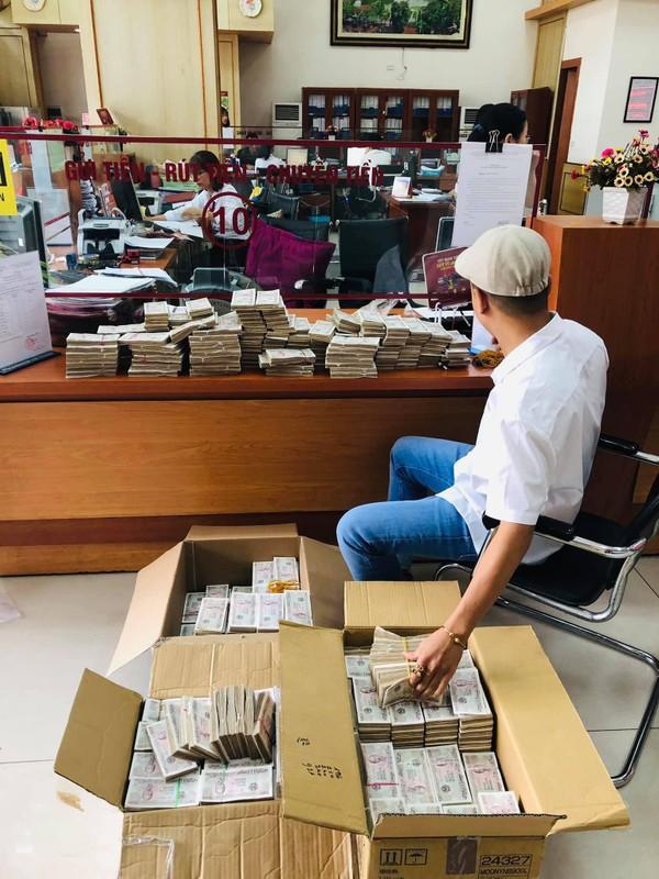 Bi hài thanh niên lầy lội mang 200 triệu toàn tờ 2000 đồng đến ngân hàng gửi tiết kiệm-4