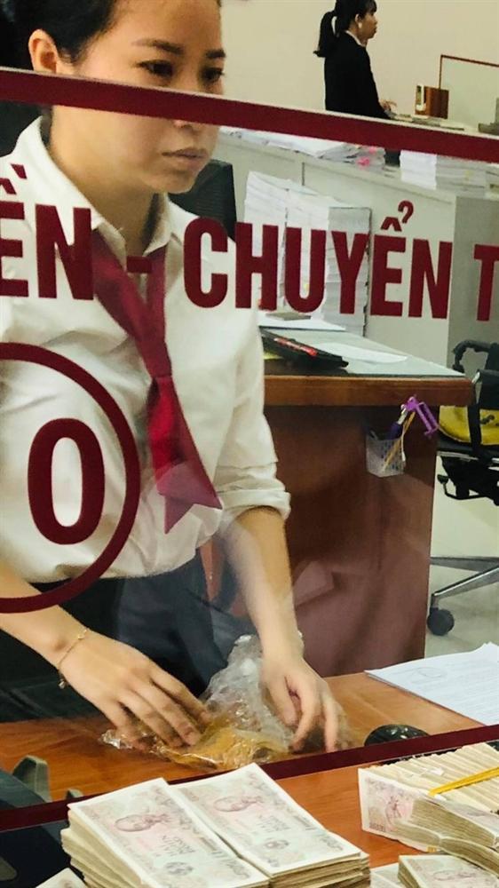 Bi hài thanh niên lầy lội mang 200 triệu toàn tờ 2000 đồng đến ngân hàng gửi tiết kiệm-3
