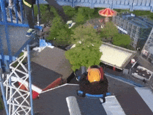 Du khách gào thét khi ngồi trên xích đu cao nhất thế giới-1