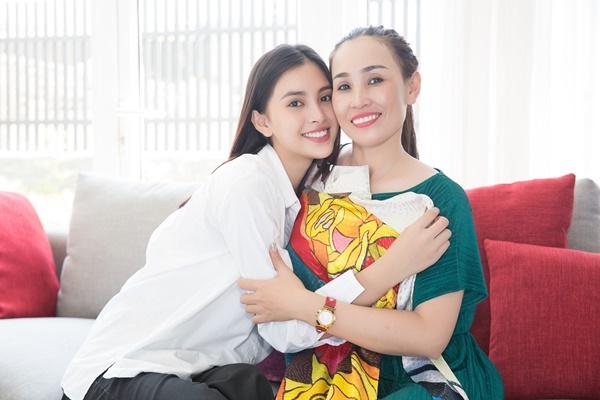 Hoa hậu Trần Tiểu Vy thừa hưởng gene đẹp xuất sắc từ ai?-1