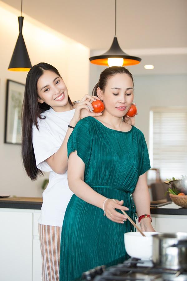 Hoa hậu Trần Tiểu Vy thừa hưởng gene đẹp xuất sắc từ ai?-4