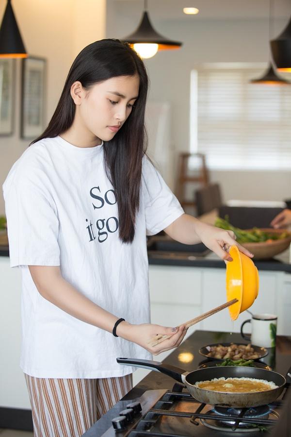 Hoa hậu Trần Tiểu Vy thừa hưởng gene đẹp xuất sắc từ ai?-6