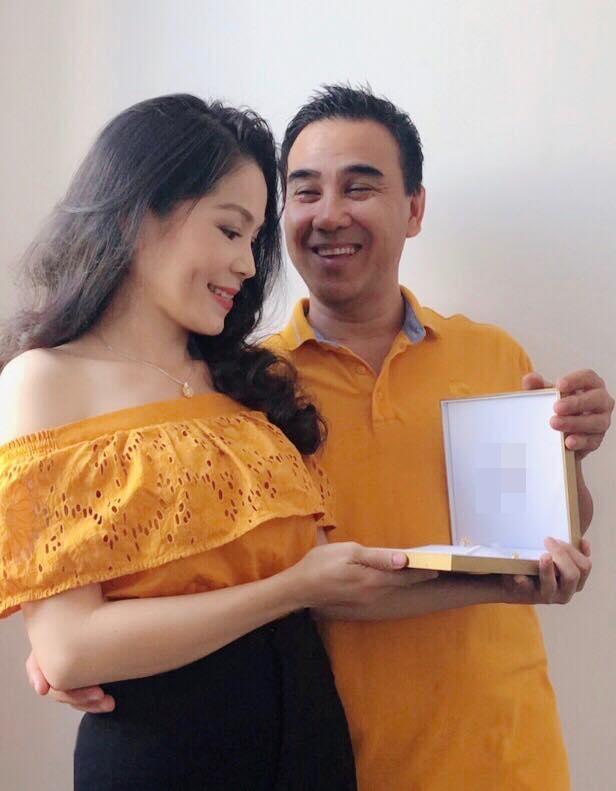 Mỹ nhân Việt khoe quà 8/3: Người vỡ òa vì trang sức đắt giá, người xúc động nhận thư tay ngôn tình-5