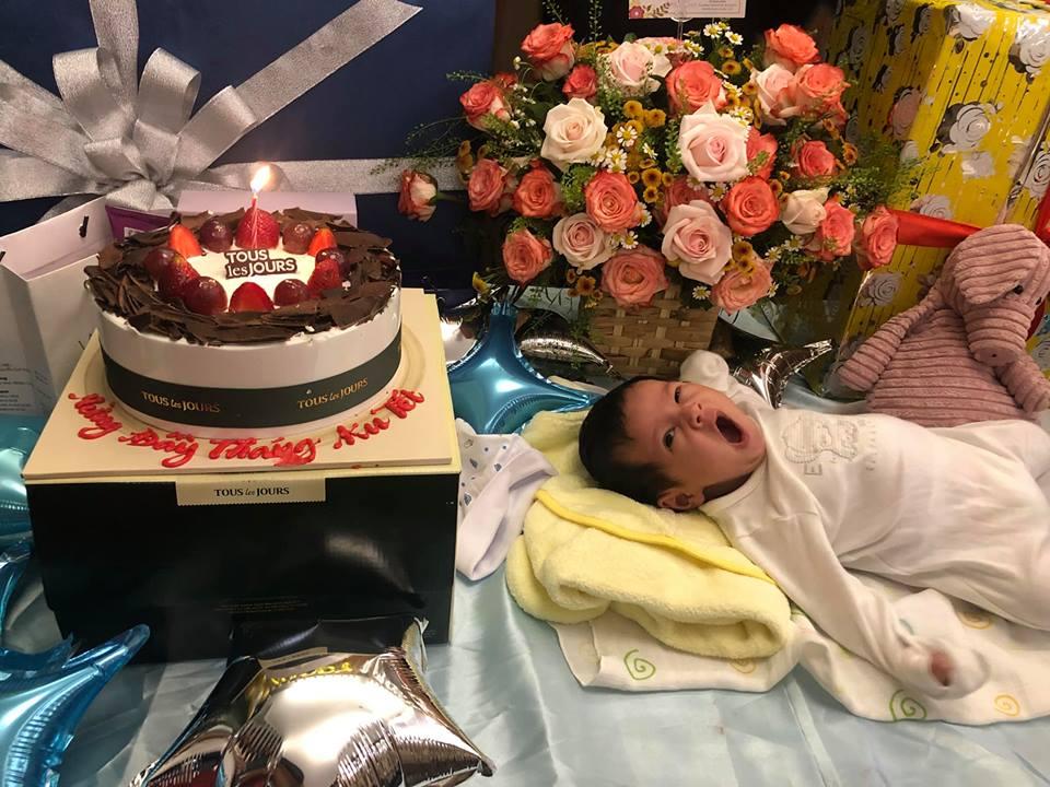 Thanh Thúy khoe ảnh mừng đầy tháng con trai nhưng biểu cảm max yêu của cậu út mới thực sự khiến dân mạng phát cuồng-1