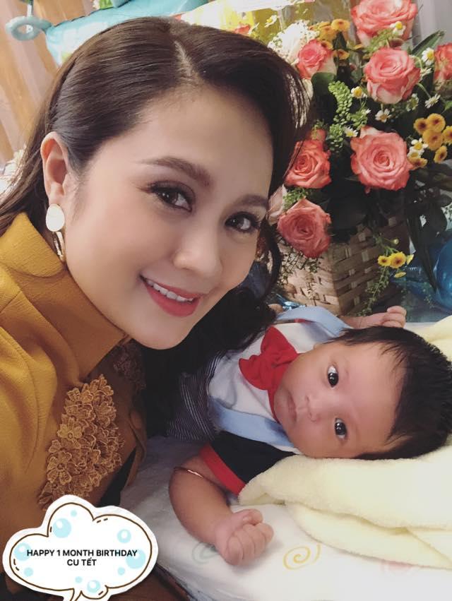 Thanh Thúy khoe ảnh mừng đầy tháng con trai nhưng biểu cảm max yêu của cậu út mới thực sự khiến dân mạng phát cuồng-2