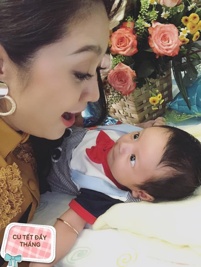 Thanh Thúy khoe ảnh mừng đầy tháng con trai nhưng biểu cảm max yêu của cậu út mới thực sự khiến dân mạng phát cuồng-3