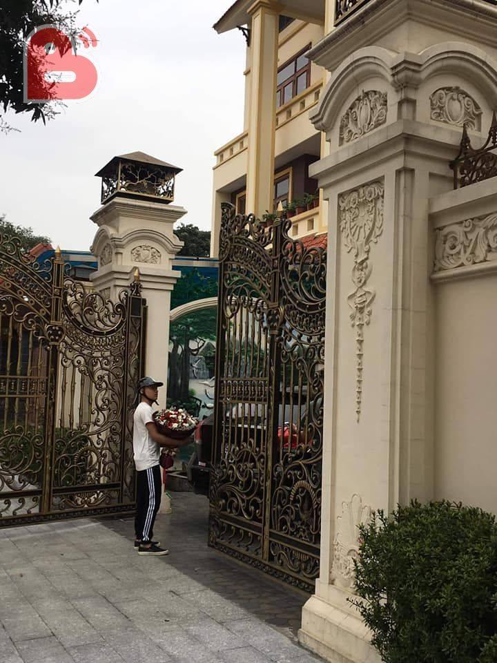 Chàng trai ôm hoa đứng chờ bạn gái hơn 30 phút không gặp, biệt phủ nhà cô gái khiến ai nhìn cũng choáng-2