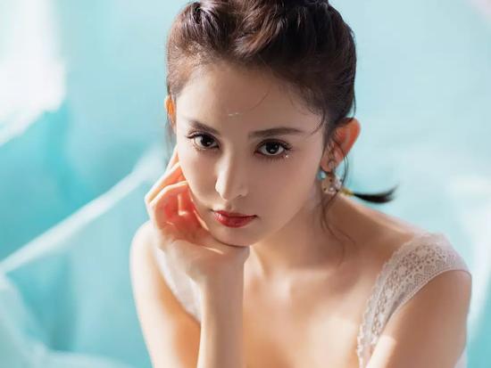 Mỹ nhân Tân Cương được cư dân mạng khen nức nở vì ảnh chụp vội còn đẹp hơn cả photoshop