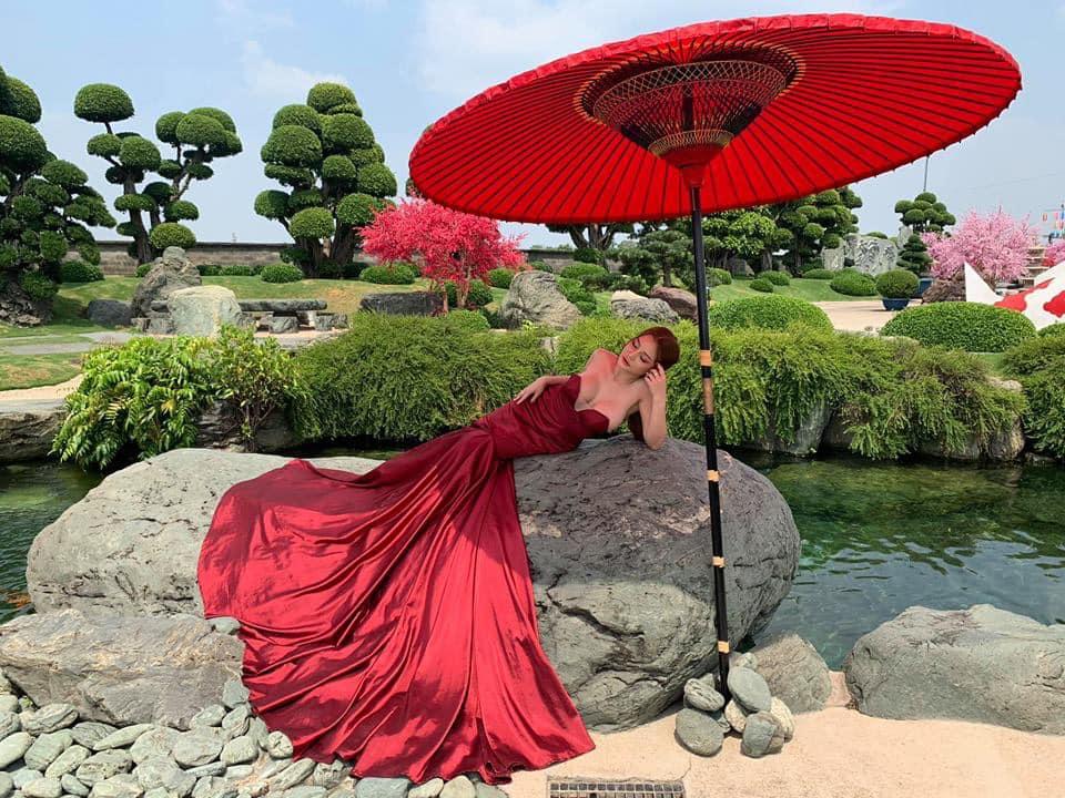 Ăn mặc trễ nải khi livestream, hot girl Mon 2K lộ nguyên vòng 1 như vựa hoa quả trên sóng trực tiếp-1