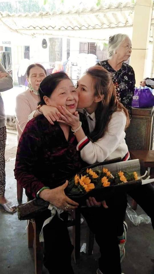 Bức ảnh ĐẸP nhất ngày 8/3: Mỹ Tâm dép lê, ngồi xổm tự tay cắt tỉa móng chân cho mẹ-3