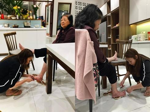 Bức ảnh ĐẸP nhất ngày 8/3: Mỹ Tâm dép lê, ngồi xổm tự tay cắt tỉa móng chân cho mẹ