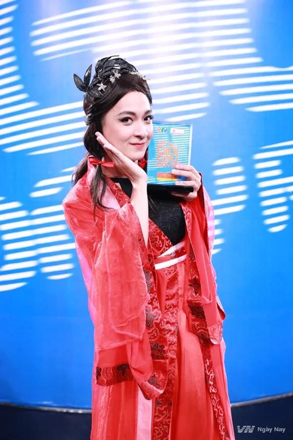 Chị em showbiz hãy né sang một bên, spotlight 8/3 đã thuộc về Ngô Kiến Huy với màn giả gái đòi quà xuất sắc-6