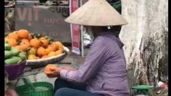 CLIP SỐC: Người phụ nữ bán cam lén lút ‘hành động lạ’ khiến ai nhìn cũng sợ hãi
