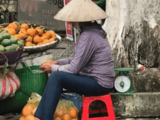 CLIP SỐC: Người phụ nữ bán cam lén lút ‘hành động lạ’ khiến ai nhìn cũng sợ hãi