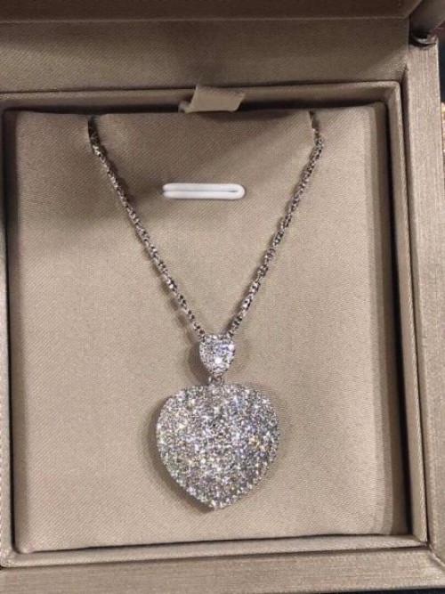 Đừng ghen tỵ khi ngắm dây chuyền khủng Lâm Khánh Chi nhận được từ chồng kém tuổi trong ngày 8/3-1