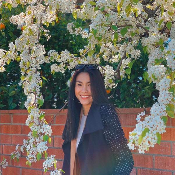 Khoe nhan sắc mê hồn, hoa hậu Đặng Thu Thảo nhắn chị em đừng quên mỉm cười ngày 8/3-2