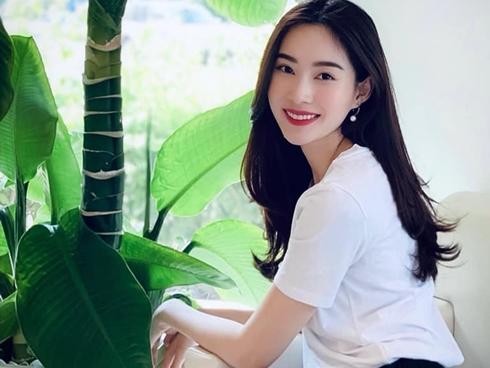 Khoe nhan sắc mê hồn, hoa hậu Đặng Thu Thảo nhắn chị em 'đừng quên mỉm cười' ngày 8/3