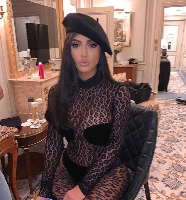 Kim siêu vòng 3 lại gây xôn xao khi mặc nội y ra phố-4