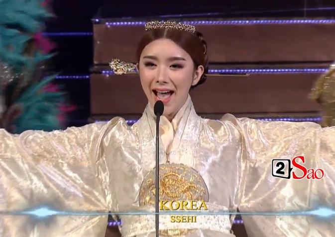 Nhật Hà trình diễn quốc phục, hô Việt Nam mở màn chung kết-7