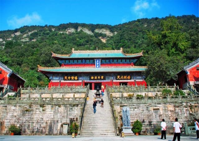 Ngọn núi kiếm tiền nhiều nhất Trung Quốc, vé gần 1 triệu du khách vẫn không chê đắt-3