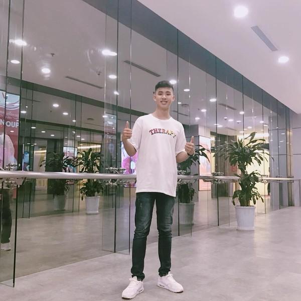 Lon ton chạy ra tặng hoa cho mẹ và chị gái ngày 8/3, anh chàng bỗng nổi như cồn vì đã đẹp trai còn khéo ăn nói-3