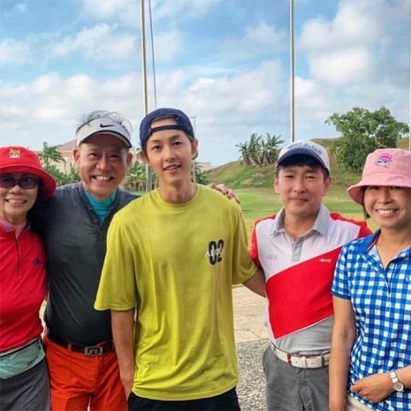 Cuối cùng, Song Joong Ki cũng chịu đeo nhẫn cưới khiến người hâm mộ ấm lòng-2