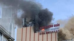 Cháy lớn ở tòa nhà cao tầng trung tâm Sài Gòn