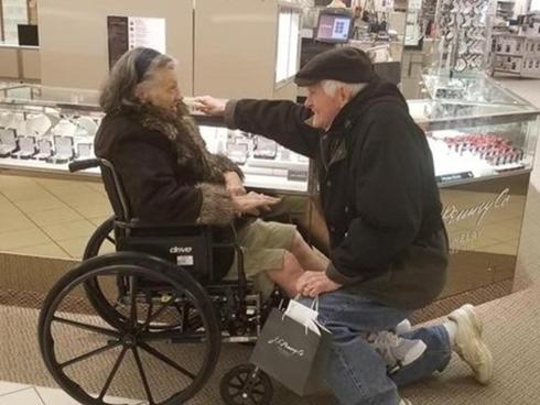 Cụ ông 84 tuổi cầu hôn lại vợ sau 63 năm chung sống