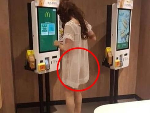 Diện thời trang sexy đi mua đồ nhưng nội y còn rõ hơn cả váy, cô gái trẻ khiến người nhìn nóng mắt