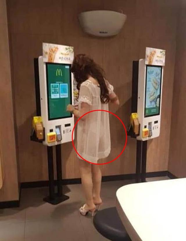 Diện thời trang sexy đi mua đồ nhưng nội y còn rõ hơn cả váy, cô gái trẻ khiến người nhìn nóng mắt-1