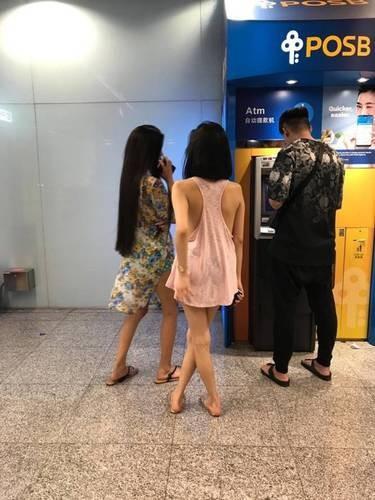 Diện thời trang sexy đi mua đồ nhưng nội y còn rõ hơn cả váy, cô gái trẻ khiến người nhìn nóng mắt-3