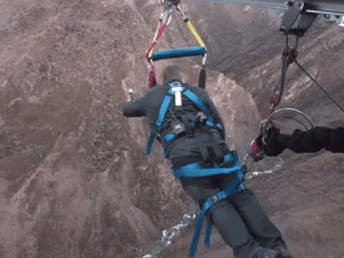 Rụng tim 'máy phóng người' xuống vực sâu với vận tốc 100 km/h