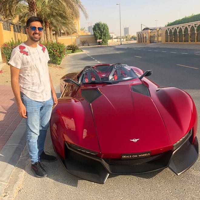 Richkid Dubai sở hữu dàn siêu xe, quà cho mẹ và em cũng là xe sang-2