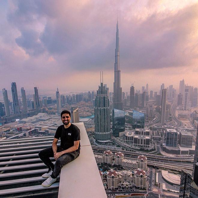 Richkid Dubai sở hữu dàn siêu xe, quà cho mẹ và em cũng là xe sang-12