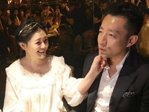 Từ Hy Viên hôn chồng giữa ồn ào ly thân-4