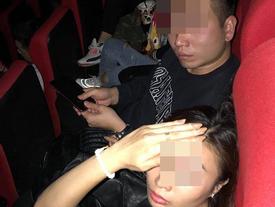 Bắt quả tang chồng dẫn bồ nhí đi xem phim, vợ 'chết điếng' chỉ vì 1 câu nói của cả bồ nhí và mẹ chồng Bắt quả tang chồng dẫn bồ nhí đi xem phim, vợ 'chết điếng' chỉ vì 1 câu nói của cả bồ nhí và mẹ chồng