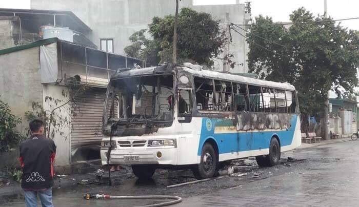 Ô tô phát nổ bốc cháy nghi ngút, tài xế phá cửa thoát thân-2