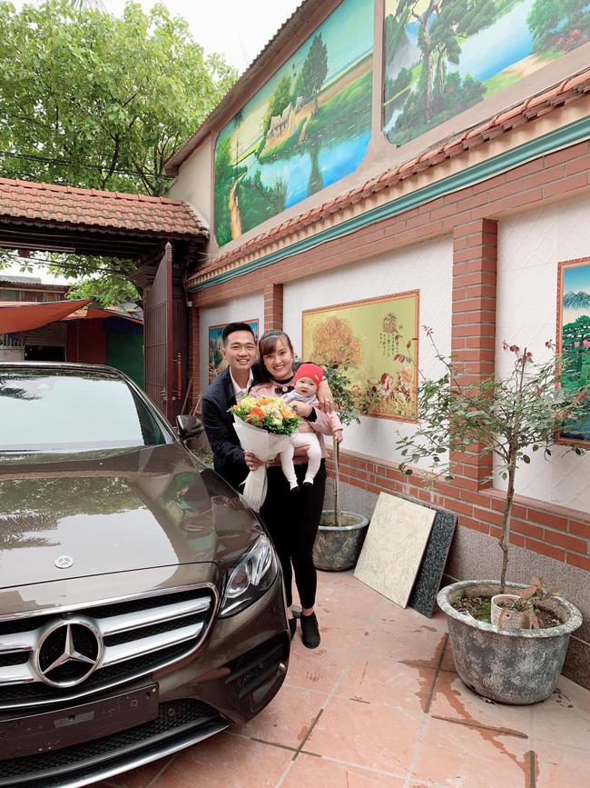 Chẳng phải sao hạng A, mẹ bỉm sữa vẫn chiếm spotlight với món quà tiền tỷ chồng soái ca tặng hậu 8/3-2