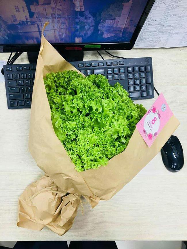 Chẳng phải sao hạng A, mẹ bỉm sữa vẫn chiếm spotlight với món quà tiền tỷ chồng soái ca tặng hậu 8/3-4