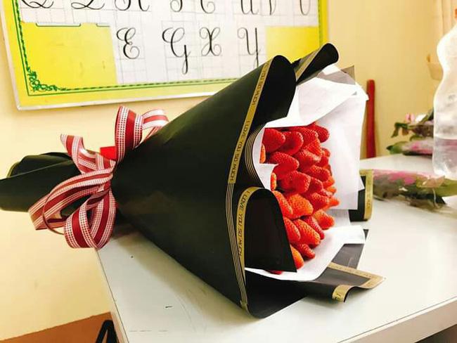 Chẳng phải sao hạng A, mẹ bỉm sữa vẫn chiếm spotlight với món quà tiền tỷ chồng soái ca tặng hậu 8/3-10