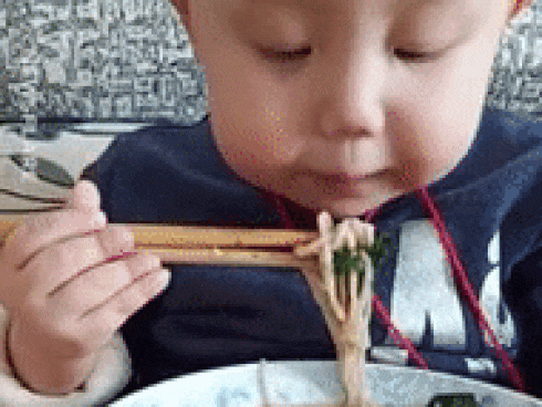 Hai tuổi nhưng cầm đũa siêu giỏi 'chấp' hết mọi loại thức ăn, bé trai bất ngờ nổi như cồn trên mạng xã hội