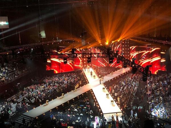 Hé lộ sân khấu đầu tiên của PRODUCE X 101, trông không khác gì… Miss Universe 2018!-3