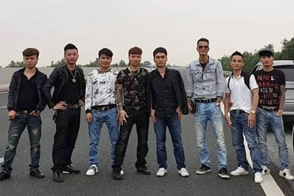 Xác định Khá Bảnh cùng đồng đội dàn hàng ngang chụp ảnh trên cao tốc-1